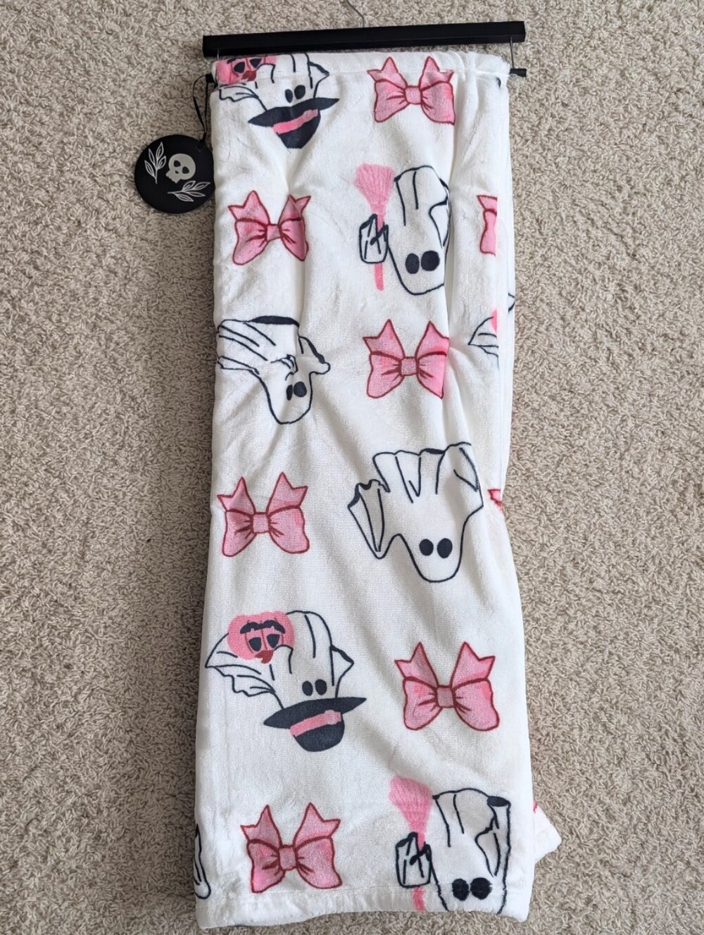 Coquette Bow Design Oversized Pinkoween Ghost Plush Throw Blanket ๐๐ป - Picture 3 of 9